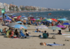 Los precios de los alojamientos en Barcelona son tan altos que ya hay turistas haciendo noche en la playa
