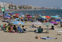Los precios de los alojamientos en Barcelona son tan altos que ya hay turistas haciendo noche en la playa