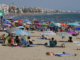 Los precios de los alojamientos en Barcelona son tan altos que ya hay turistas haciendo noche en la playa