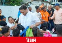 Manuel Cruz entrega computadoras, tabletas y útiles escolares a 800 niños en Los Girasoles