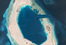 Hace 10 meses en esta imagen solo había agua. Eso es lo que ha tardado China en levantar una isla militar de 850 campos de fútbol
