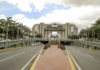 La simbología chavista sigue perdiendo espacio en Caracas: ahora le tocó limpieza rojita a la avenida Bolívar (VIDEO)