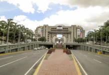 La simbología chavista sigue perdiendo espacio en Caracas: ahora le tocó limpieza rojita a la avenida Bolívar (VIDEO)