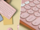 Ni blanco ni negro: este teclado Logitech en tono pastel es ideal para darle un lavado de cara a tu setup