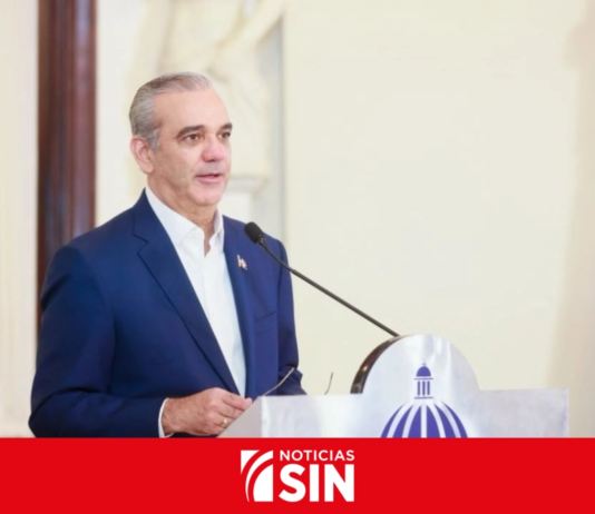 Presidente Abinader aboga por la libre competencia en telecomunicaciones para reducir tarifas y mejorar el servicio