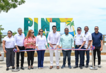 Ministro de Turismo inaugura parador fotográfico en Punta Rucia, Puerto Plata