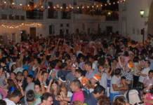Este pueblo de la Alpujarra granadina celebra la Nochevieja en pleno agosto, con jerséis y polvorones