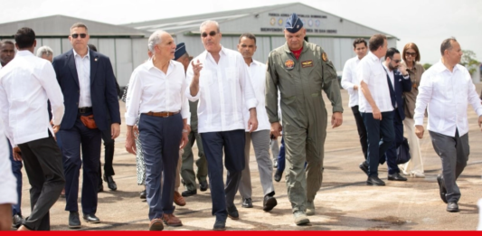 Abinader y presidente de Honduras recorren Base Aérea de San Isidro