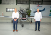Presidente Abinader y su homólogo hondureño Nasry Asfura recorren Base Aérea de San Isidro y observan ensamblaje del avión TS-7 Dulus, parte de la industria militar dominicana