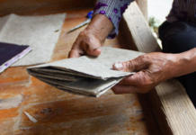 Una hoja de papel tiene 0,1 mm de grosor, pero al doblarla 27 veces se forma una pila más alta que el Everest. 15 pliegues más la elevan más allá de la Luna
