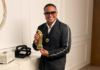 Christopher Peña se alza con el Premio ÀNTON como “Presentador de Farándula del Año”