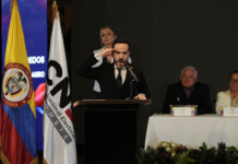 Colombia asiste a inusual cambio presidencial entre distanciados Petro y De la Espriella