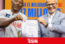 LEIDSA entrega certificado a mecánico ganador de 37 millones con el Loto
