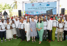 Vicepresidenta Raquel Peña entrega 450 títulos de propiedad a igual número de familias de Guayacanal, en Azua