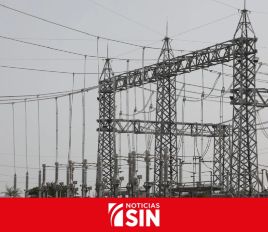 Abinader visita construcción de planta eléctrica de 467 MW en Boca Chica