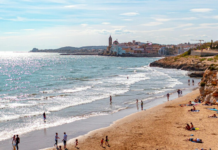 España lleva tiempo soñando con llegar a 100 millones de turistas al año. Algo amenaza con complicarlo: el calor extremo