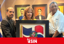 Efemérides Patrias dona al PRD obra de Bosch y símbolos patrios