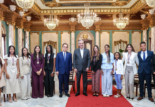 Presidente Abinader recibe a estudiantes dominicanos residentes en España galardonados con el Premio al Mérito Escolar 2026