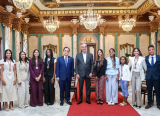 Presidente Abinader recibe a estudiantes dominicanos residentes en España galardonados con el Premio al Mérito Escolar 2026