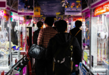 Resulta que Japón tiene a entrenadores para que superes las máquinas de gancho y te lleves cuantos más premios, mejor