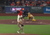 Rafael Devers conecta un Grand Slam en un lanzamiento casi en el piso (video)