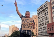 Liberaron al activista Óscar Morales tras permanecer detenido en la sede de la PNB en Maripérez