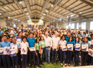 Presidente Luis Abinader sostiene encuentro con 450 estudiantes de escuelas públicas y privadas, dialoga con jóvenes de comunidades apartadas de San Cristóbal y reafirma compromiso con su desarrollo