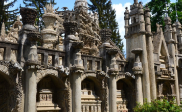En 1879, un cartero empezó a recoger las piedras que aparecían en su camino: 33 años después, su jardín albergaba un descomunal palacio