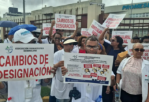 Farmacéuticos de Promese/Cal protestan frente a la entidad en reclamo de mejoras