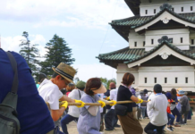 Japón necesitaba mover un castillo de 360 toneladas y decidió no desmontarlo. 1.800 personas han tirado de él con cuerdas y rodillos