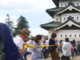 Japón necesitaba mover un castillo de 360 toneladas y decidió no desmontarlo. 1.800 personas han tirado de él con cuerdas y rodillos