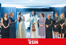 Aisha Syed toca el violín en el Teatro Nacional y envía un mensaje de esperanza a las víctimas de violencia