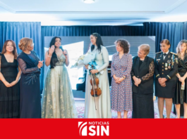 Aisha Syed toca el violín en el Teatro Nacional y envía un mensaje de esperanza a las víctimas de violencia