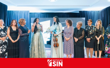 Aisha Syed toca el violín en el Teatro Nacional y envía un mensaje de esperanza a las víctimas de violencia