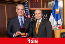 Abinader recibe máxima distinción de William Paterson University