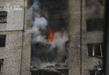 Cuatro muertos al impactar un dron ruso junto a un edificio de oficinas en Kiev