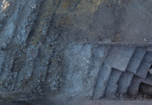 Después de 35 años, los arqueólogos han vuelto a excavar un teatro romano en Málaga y han encontrado una grada casi intacta