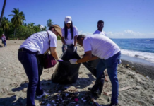 Indotel participa en jornada de limpieza en playa Gringo, en Haina