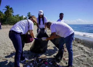 Indotel participa en jornada de limpieza en playa Gringo, en Haina