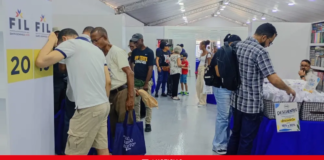 Decenas de personas acuden a la Feria del Libro en busca de nuevas historias y conocimientos