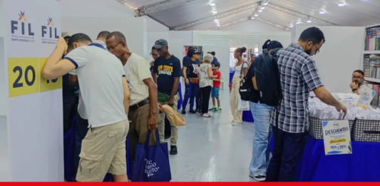 Decenas de personas acuden a la Feria del Libro en busca de nuevas historias y conocimientos