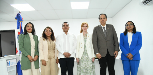 Ministro de Salud muestra a directora de Asuntos Globales de EEUU avances y servicios del sistema sanitario dominicano