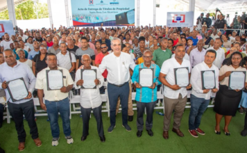 Presidente Abinader entrega 1,750 títulos de propiedad en Los Alcarrizos que benefician a unas 7,000 personas de los sectores Santa Rosa, La Esperanza, La Unión, El Tamarindo y El Progreso I y II