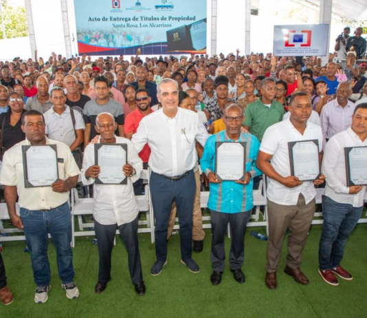 Presidente Abinader entrega 1,750 títulos de propiedad en Los Alcarrizos que benefician a unas 7,000 personas de los sectores Santa Rosa, La Esperanza, La Unión, El Tamarindo y El Progreso I y II