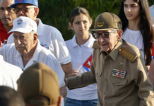 Raúl Castro reaparece en público y desmiente rumores sobre su salud