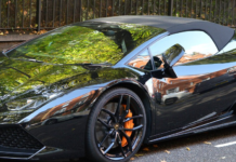 Londres tiene un problema con los Ferrari y Lamborghini extranjeros que aparcan donde les da la gana: el 99% de las multas no se pagan