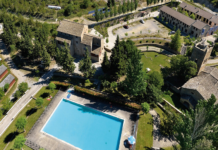 El pueblo del Pirineo que el franquismo sumergió y un grupo de sindicalistas reconvirtió en un paraíso vacacional, barato y lleno de lujos