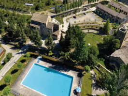 El pueblo del Pirineo que el franquismo sumergió y un grupo de sindicalistas reconvirtió en un paraíso vacacional, barato y lleno de lujos