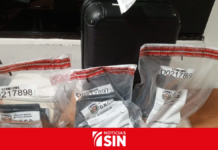 Detienen mujer en el AILA con 16 láminas de presunta cocaína