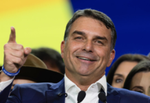 Flávio Bolsonaro reúne a seguidores en el lugar donde acuchillaron a su padre en 2018